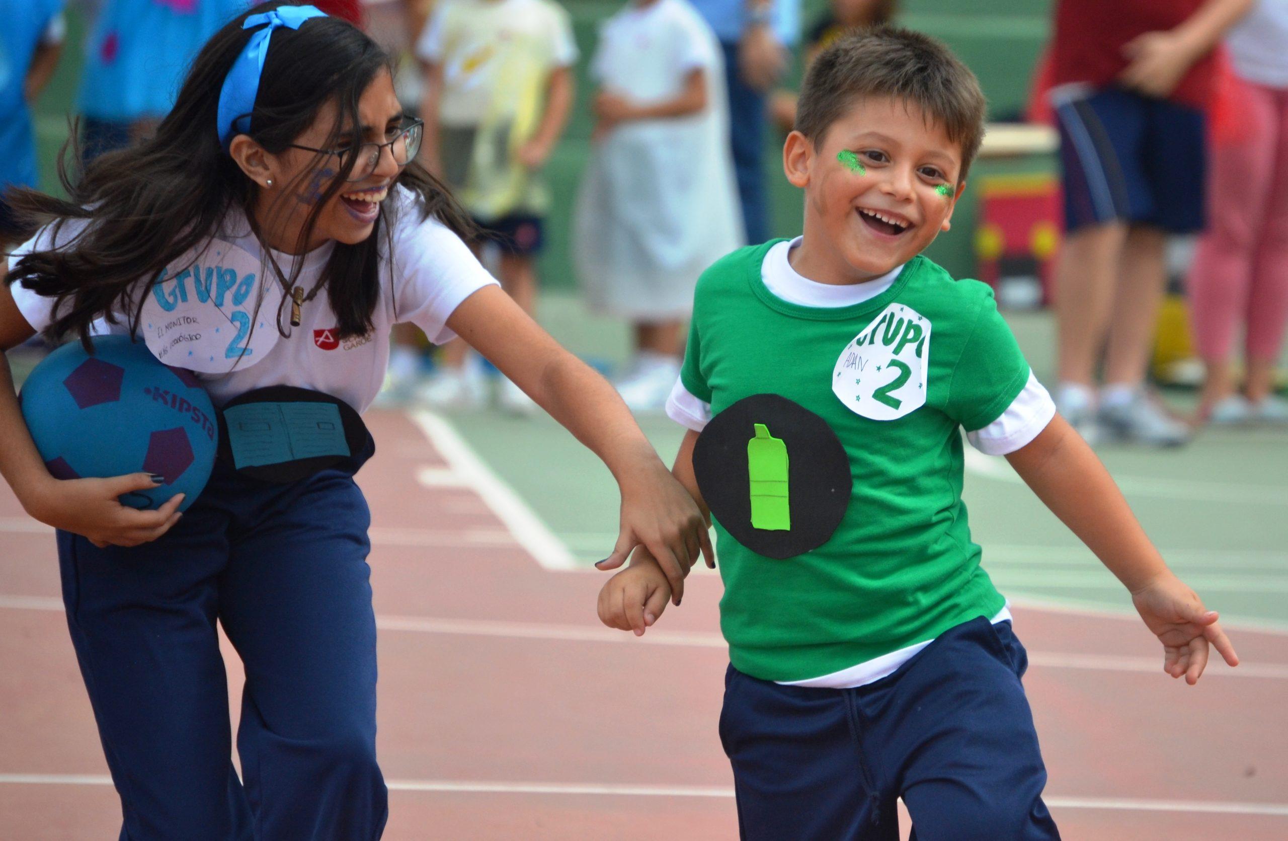 Atlantic Schools celebra su 41º aniversario con desfiles y juegos relacionados con la conservación medioambiental