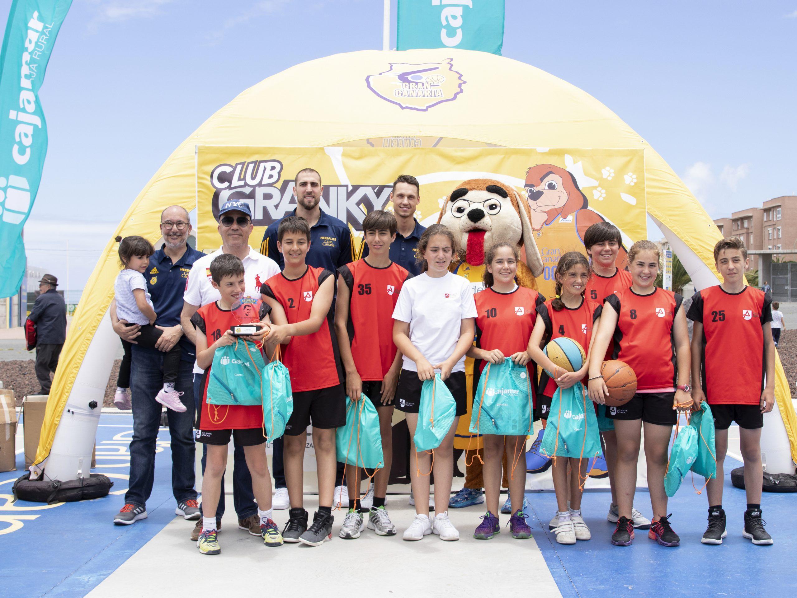 El equipo de Baloncesto de Atlantic Schools participó en la clausura de la V Liga de Escuelas Eduardo Polo