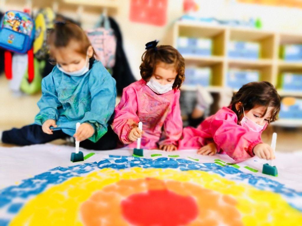 La obra de Alma Thomas tiñe de color Atlantic Kids coincidiendo con el Día de la Paz
