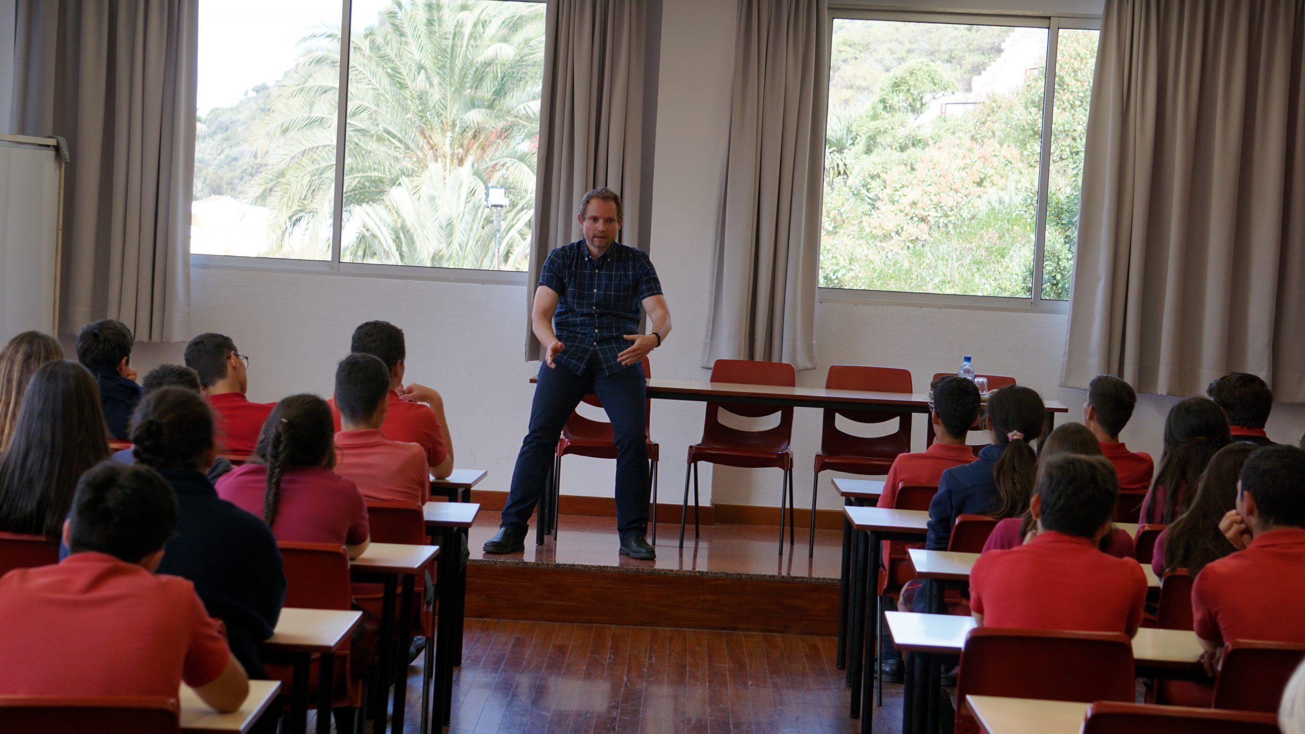 Charla del Dr. Fabre, neurólogo de HSR, a los alumnos de 4ESO sobre los efectos del alcohol en las neuronas
